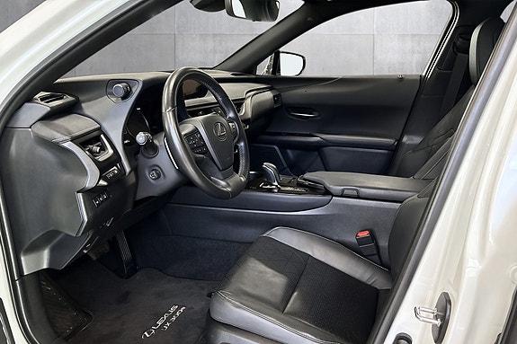 Lexus UX300e 11 of 28