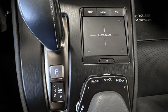 Lexus UX300e 25 of 28