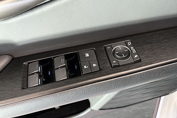 Lexus UX300e 28 of 28