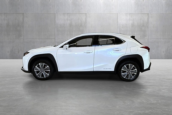 Lexus UX300e 2 of 28