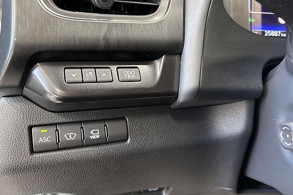 Lexus UX300e 27 of 28