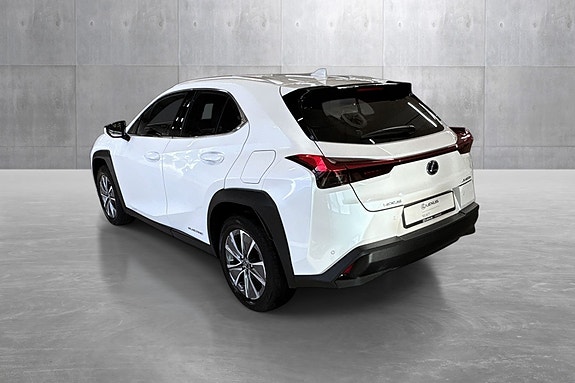 Lexus UX300e 3 of 28