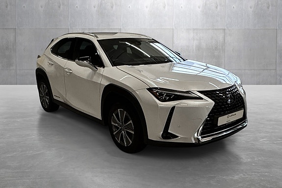 Lexus UX300e 7 of 28
