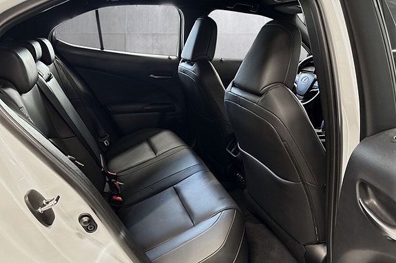 Lexus UX300e 17 of 28