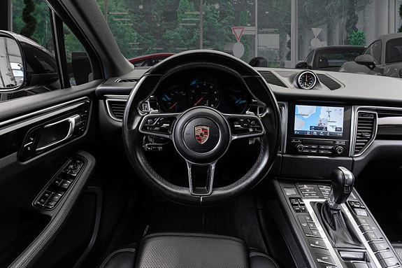Porsche Macan 17 of 30