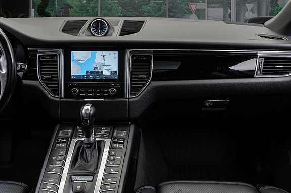 Porsche Macan 25 of 30