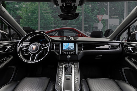 Porsche Macan 16 of 30