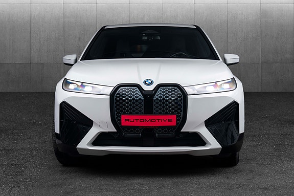 BMW iX 4 of 30