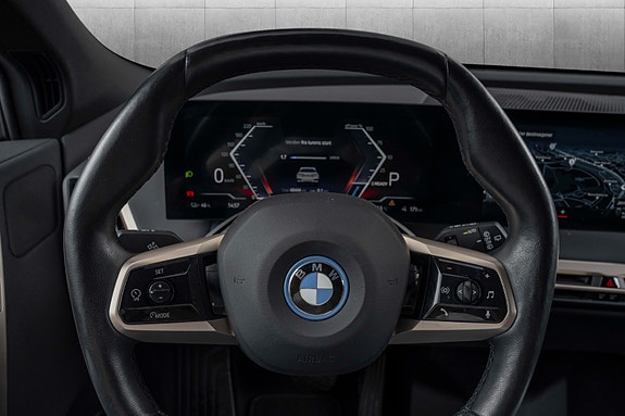 BMW iX 11 of 30