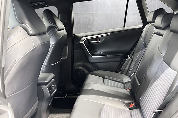 Toyota RAV4 16 of 29
