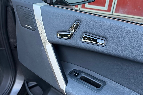 BMW iX 4 of 15