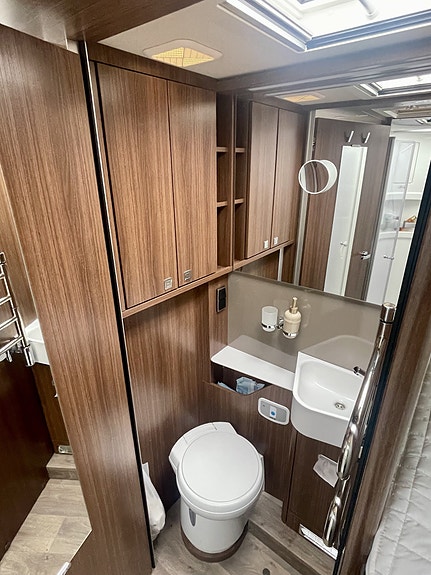 Hymer B 680 MC 2023 – NY 2,0 L MOTOR | 24.000 KM | LITHIUM | 1500 W INVERTER | SENKESENG | TV 26 of 30