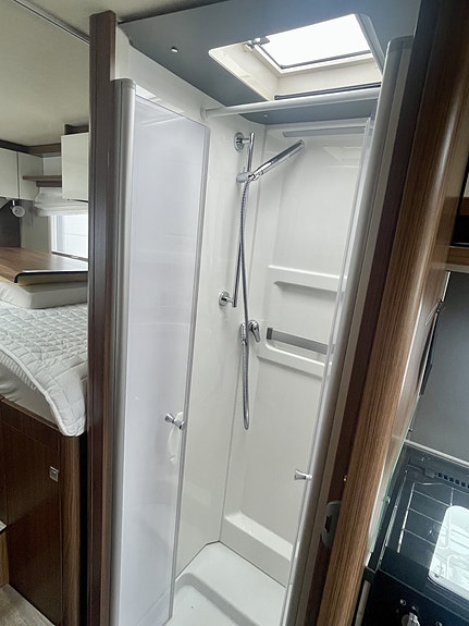 Hymer B 680 MC 2023 – NY 2,0 L MOTOR | 24.000 KM | LITHIUM | 1500 W INVERTER | SENKESENG | TV 25 of 30
