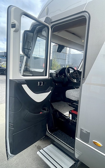 Hymer B 680 MC 2023 – NY 2,0 L MOTOR | 24.000 KM | LITHIUM | 1500 W INVERTER | SENKESENG | TV 4 of 30