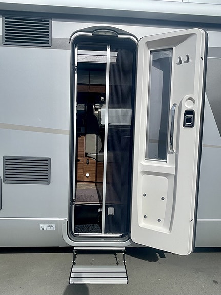 Hymer B 680 MC 2023 – NY 2,0 L MOTOR | 24.000 KM | LITHIUM | 1500 W INVERTER | SENKESENG | TV 3 of 30