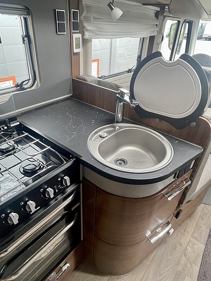 Hymer B 680 MC 2023 – NY 2,0 L MOTOR | 24.000 KM | LITHIUM | 1500 W INVERTER | SENKESENG | TV 20 of 30