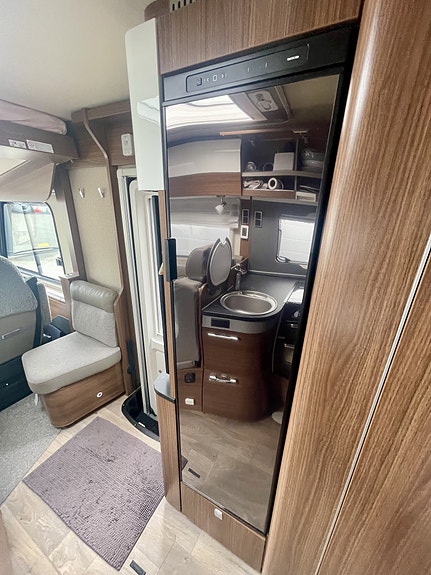 Hymer B 680 MC 2023 – NY 2,0 L MOTOR | 24.000 KM | LITHIUM | 1500 W INVERTER | SENKESENG | TV 21 of 30
