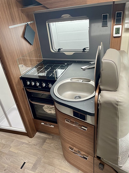 Hymer B 680 MC 2023 – NY 2,0 L MOTOR | 24.000 KM | LITHIUM | 1500 W INVERTER | SENKESENG | TV 16 of 30