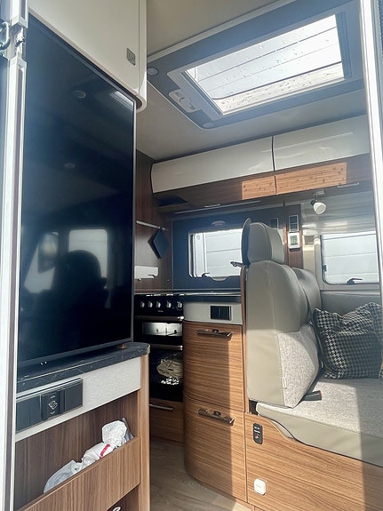 Hymer B 680 MC 2023 – NY 2,0 L MOTOR | 24.000 KM | LITHIUM | 1500 W INVERTER | SENKESENG | TV 6 of 30