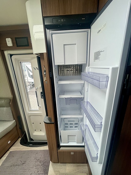 Hymer B 680 MC 2023 – NY 2,0 L MOTOR | 24.000 KM | LITHIUM | 1500 W INVERTER | SENKESENG | TV 22 of 30