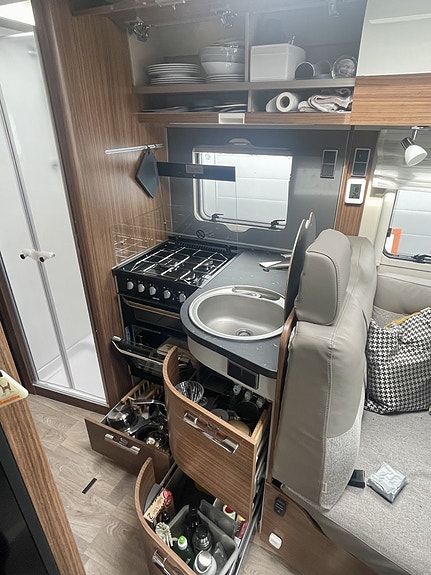 Hymer B 680 MC 2023 – NY 2,0 L MOTOR | 24.000 KM | LITHIUM | 1500 W INVERTER | SENKESENG | TV 17 of 30