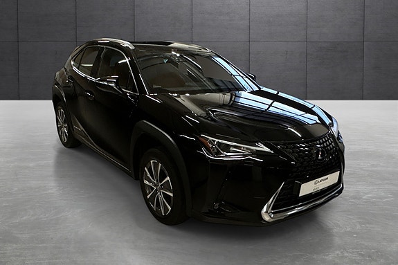 Lexus UX300e 7 of 27