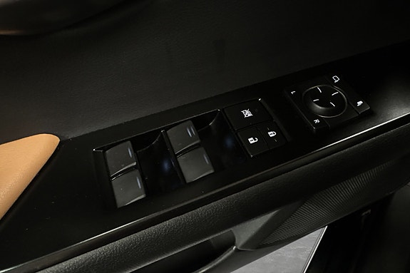 Lexus UX300e 26 of 27
