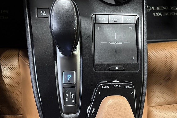 Lexus UX300e 23 of 27