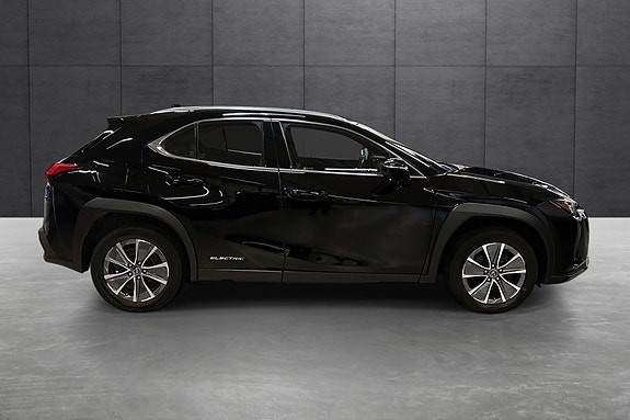 Lexus UX300e 6 of 27