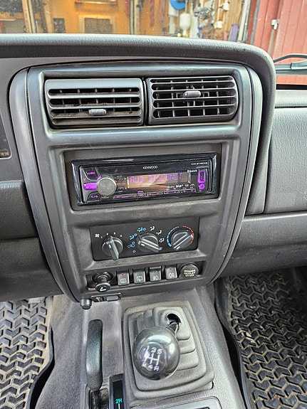 Jeep Cherokee 8 of 24