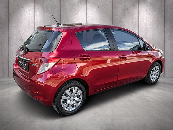 Toyota Yaris 2 of 11