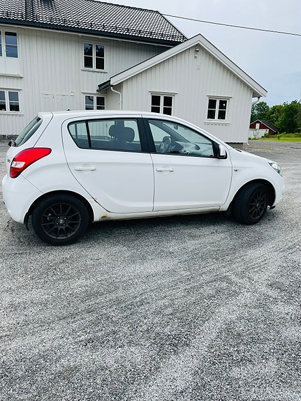 Hyundai i20 2 of 5