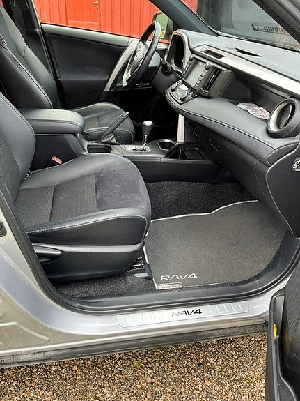 Toyota RAV4 4 of 13