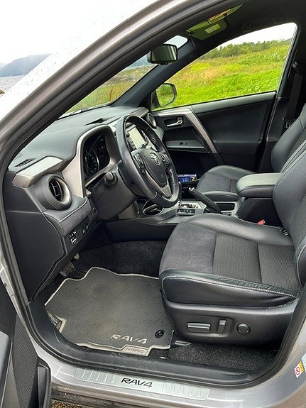 Toyota RAV4 3 of 13