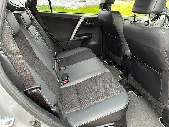 Toyota RAV4 6 of 13