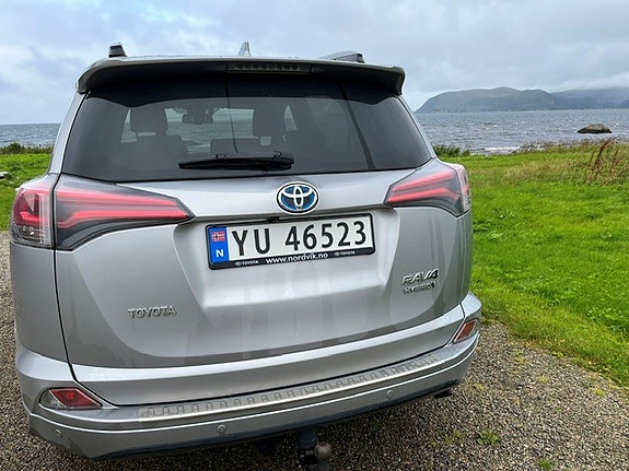 Toyota RAV4 2 of 13