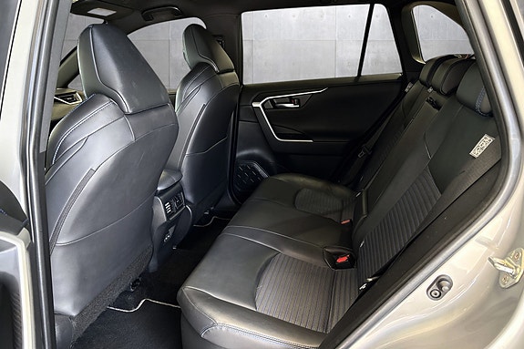 Toyota RAV4 15 of 28