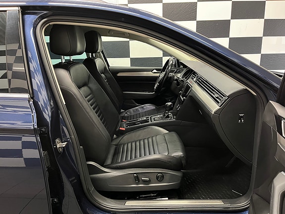 Volkswagen Passat 21 of 30