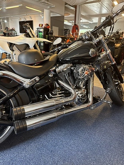 Harley-Davidson BREAKOUT 2 of 5