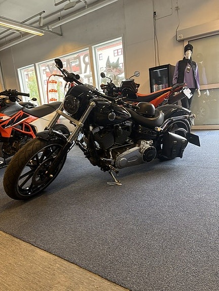 Harley-Davidson BREAKOUT 3 of 5