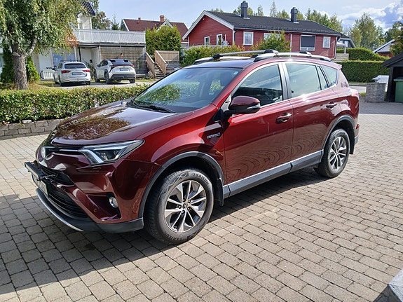 Toyota RAV4 2 of 18