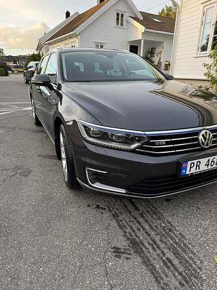 Volkswagen Passat 3 of 14