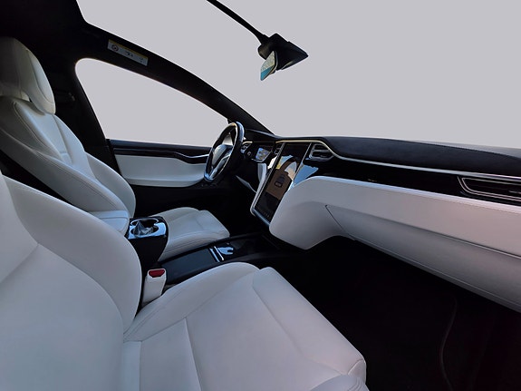 Tesla Model X 14 of 20