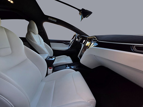 Tesla Model X 13 of 20