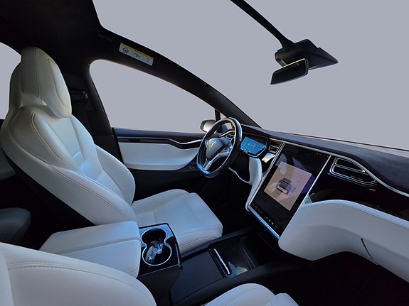 Tesla Model X 15 of 20