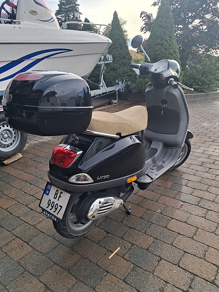 Vespa LX 50 2 of 7