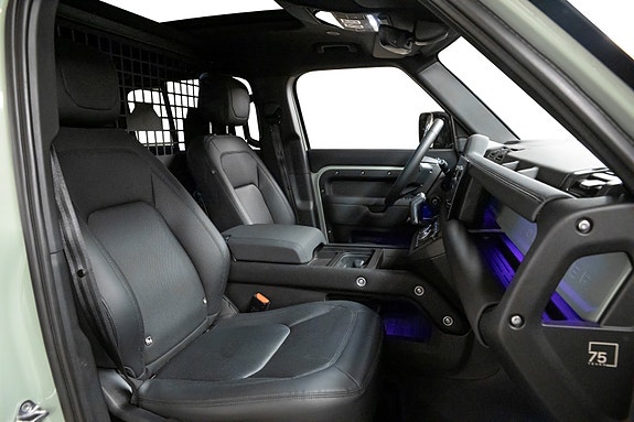 Land Rover Defender 110 17 of 30