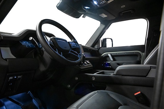 Land Rover Defender 110 15 of 30
