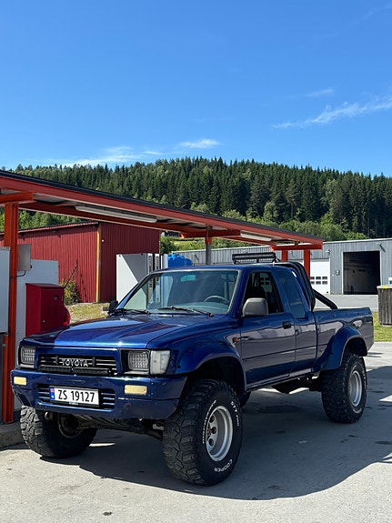 Toyota HiLux 2 of 21