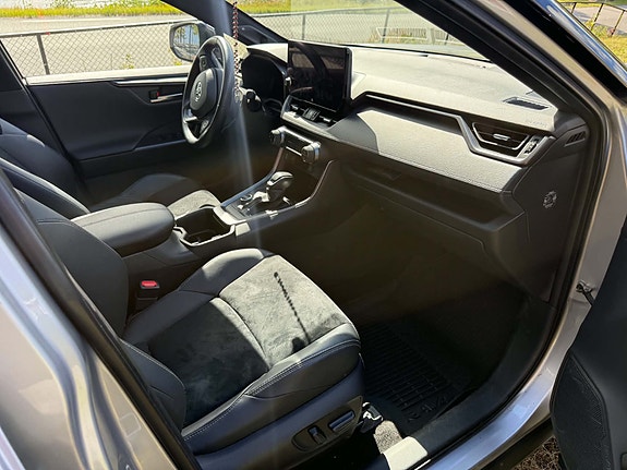 Toyota RAV4 11 of 15
